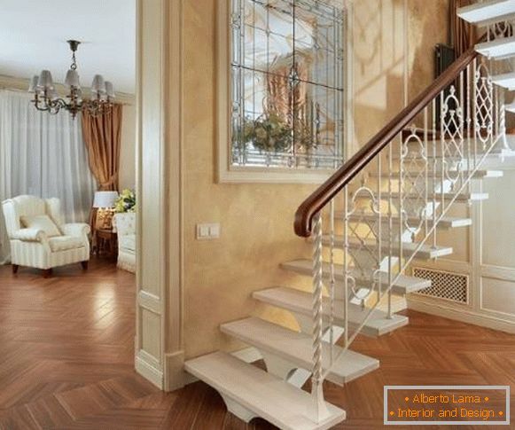 Escaleras de metal en una casa privada con rieles forjados
