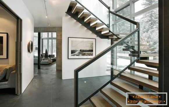 Escaleras de metal en la casa en el segundo piso - foto