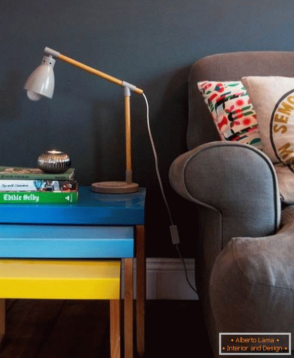 El minimalismo retro en el interior: una mesa con una lámpara
