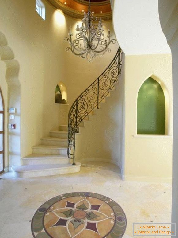 Gran hall de entrada en estilo marroquí con nichos