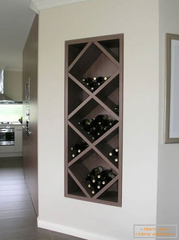 Botellas de vino en un nicho