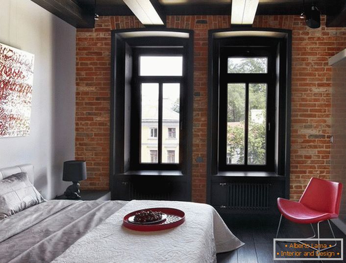 Una combinación exitosa de colores clásicos: blanco, rojo y negro en el interior del estilo loft de la habitación.