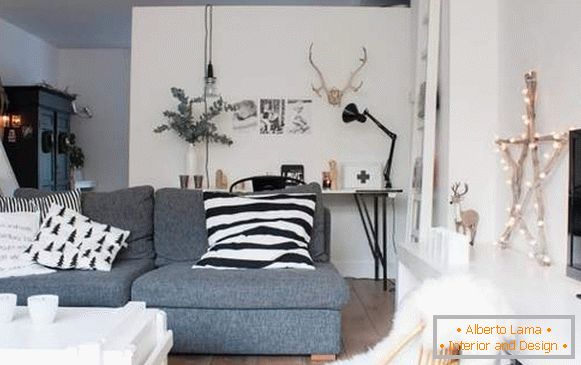 El interior de Año Nuevo del apartamento en estilo escandinavo