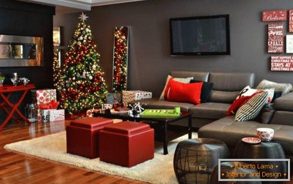 Interior de año nuevo del apartamento con decoraciones verdes y rojas
