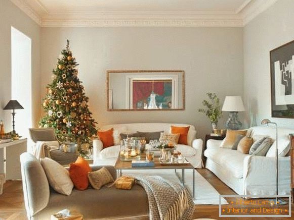 Apartamentos interiores de fin de año: fotos en naranja y verde