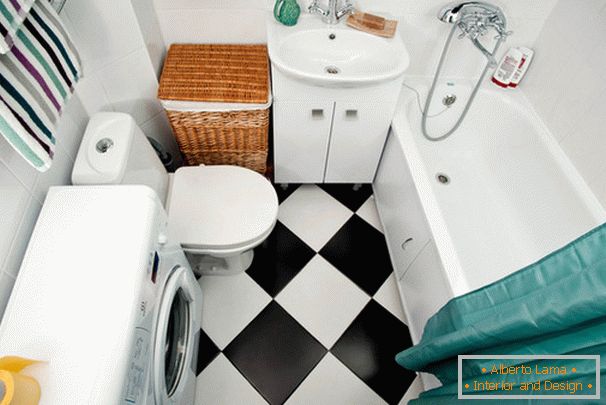 Azulejos blancos y negros en el baño