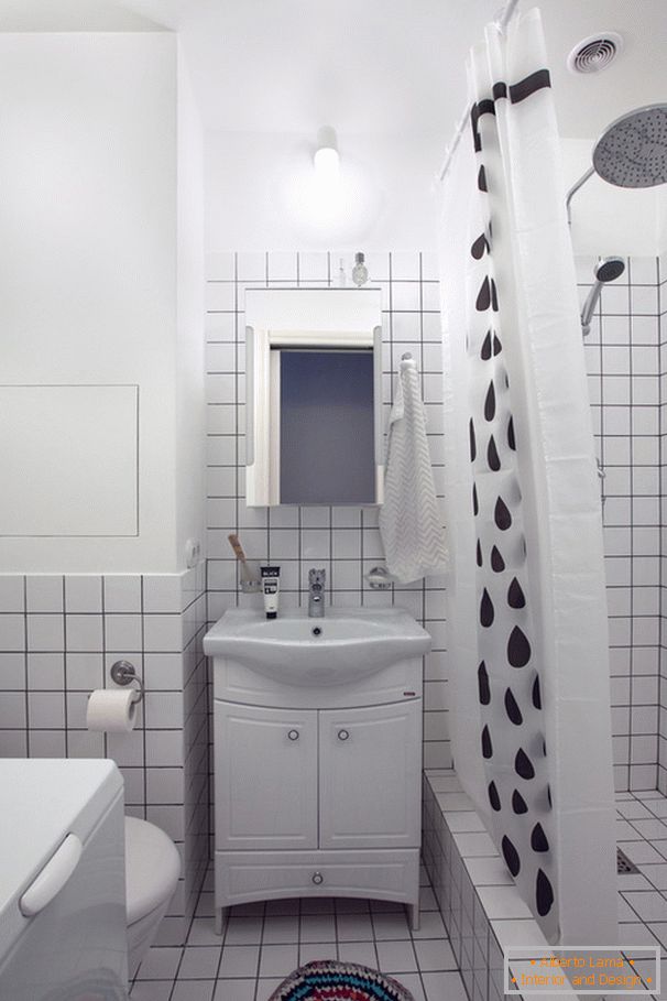 Interior del cuarto de baño en blanco y negro
