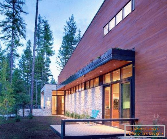 El porche ultramoderno de una casa de madera con dosel