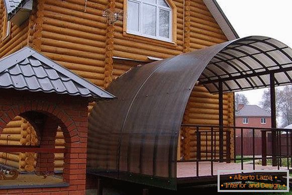Un gran porche hecho de policarbonato: una foto de una casa privada