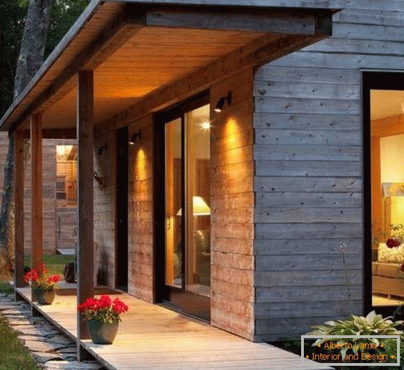 Un pequeño porche hecho de madera para una casa privada moderna