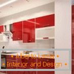 Cocina con interior blanco y muebles rojos