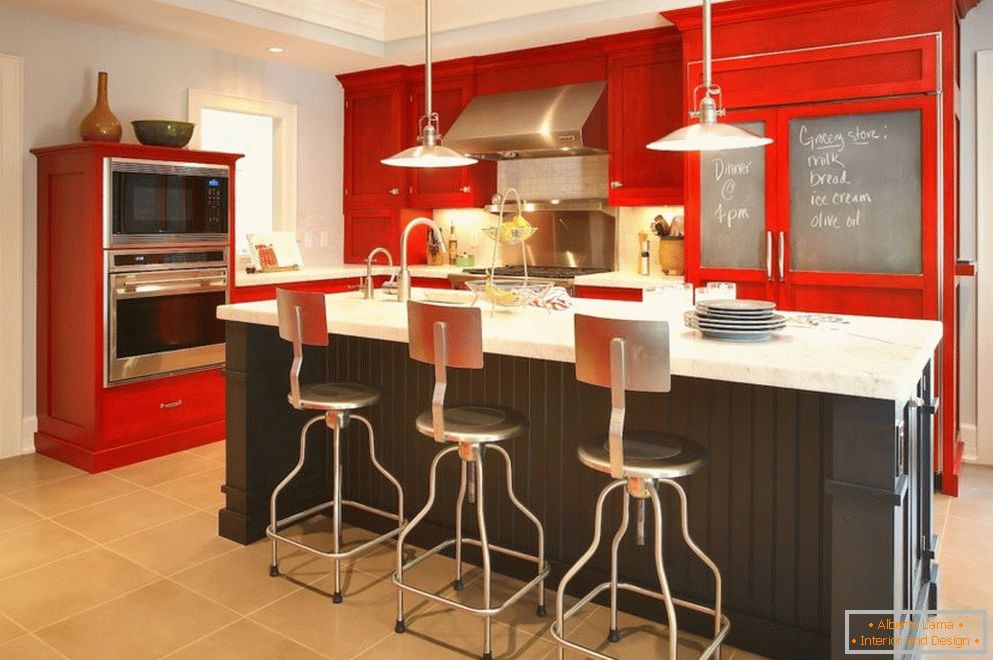Techo de varios niveles en la cocina con muebles rojos
