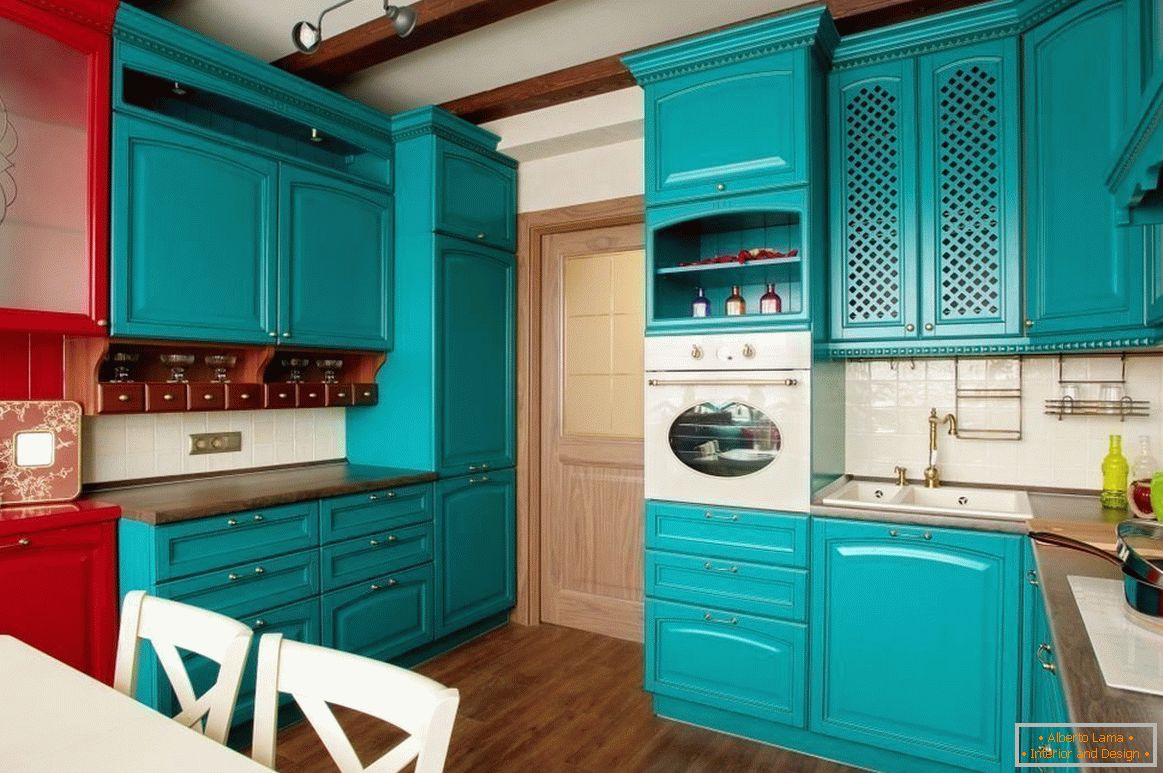 Combinación de color rojo turquesa en el interior de la cocina