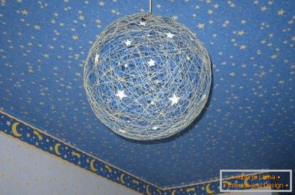 Ideas para decorar una casa con sus propias manos: una bola de hilos como una lámpara