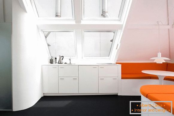 Interior creativo del departamento en color naranja