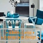 Muebles azules en un interior claro