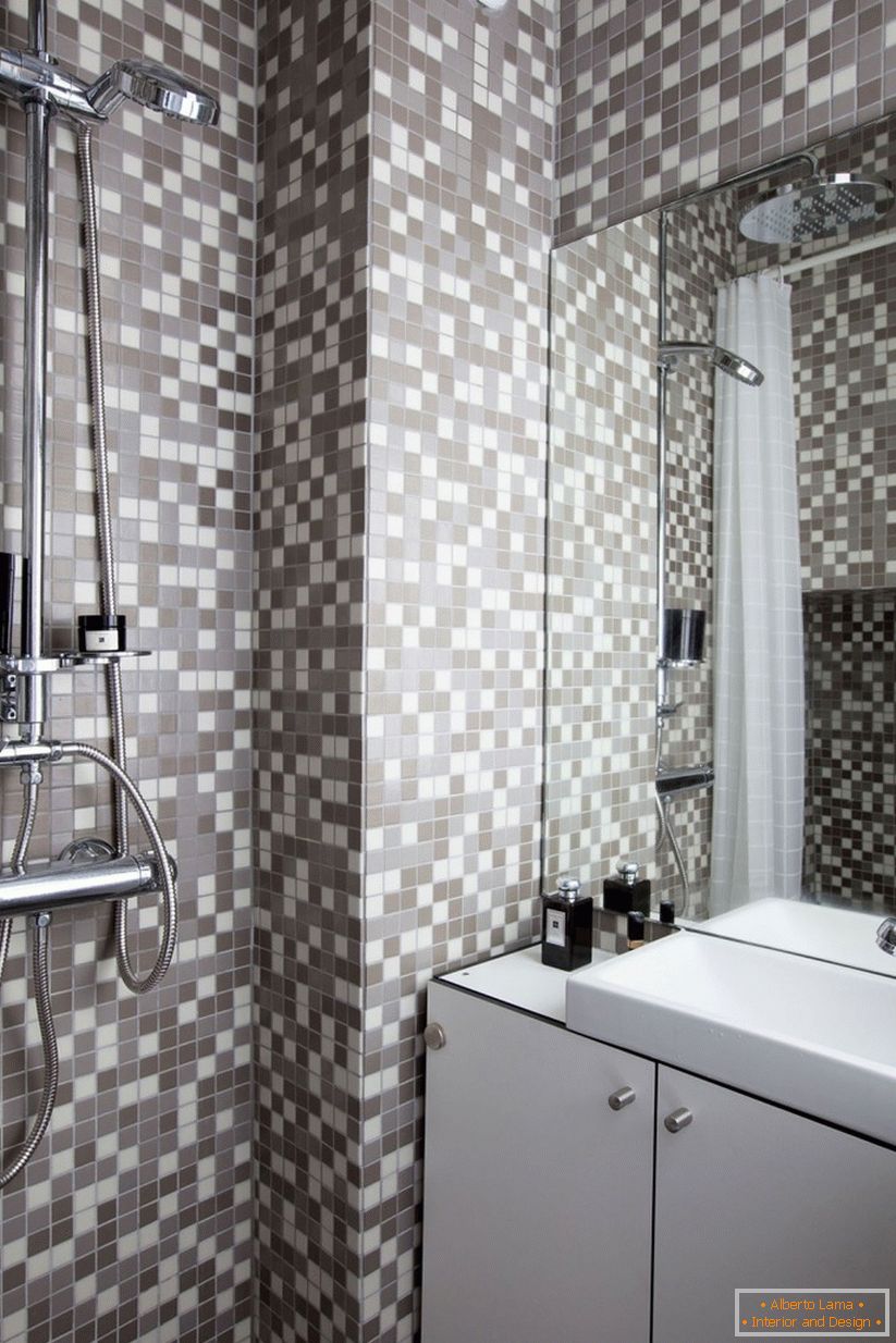 El interior del baño se compone de pequeños azulejos
