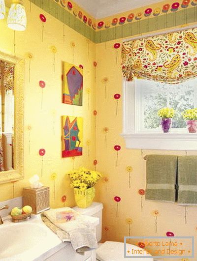 Flores y cortinas en el baño