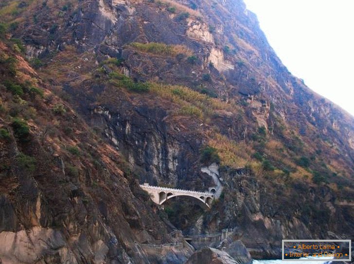 Vista de la garganta del tigre saltando (Lijiang)