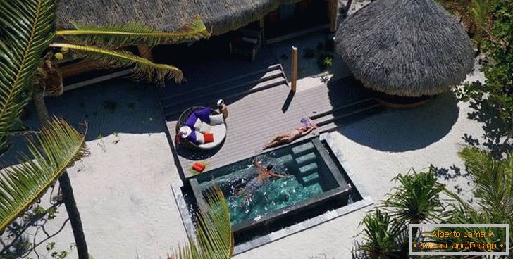 Terraza con piscina en el hotel The Brando