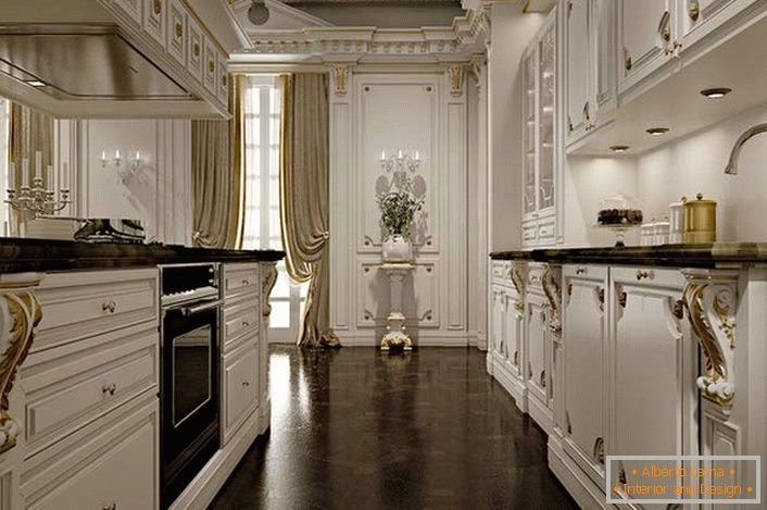 El interior noble de la cocina en colores blanco y dorado atestigua el buen gusto del dueño de la casa. 