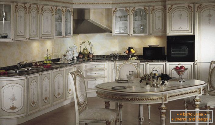 La técnica incorporada hace que el interior de la cocina sea de estilo barroco.