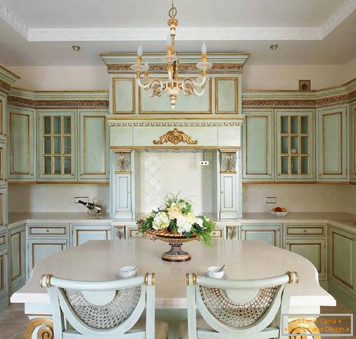 El delicado color verde oliva se convierte en el punto culminante de la cocina en el estilo barroco.