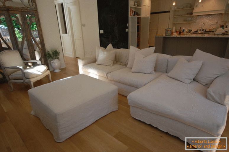 muebles-interior-decoración-clásico-blanco-sofás-con-almohadas-y-mesa-combinado-con-suelo-de-madera-y-cocina-plan-abierto-para-inspirar-sala de estar-diseño-ideas-cómodo- moderno-sofá-con-suave-le