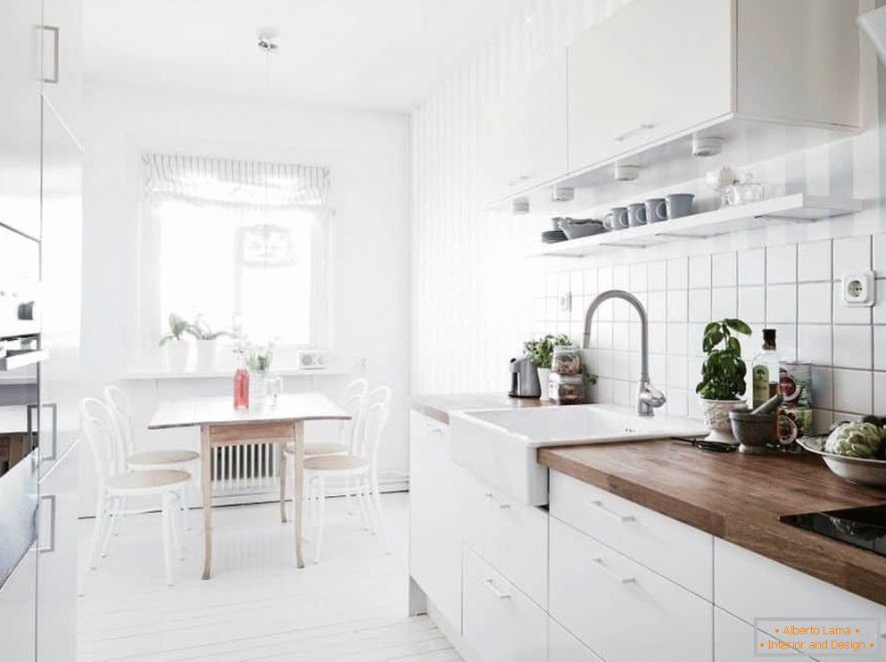 Terminando el delantal con azulejos en una cocina de estilo escandinavo