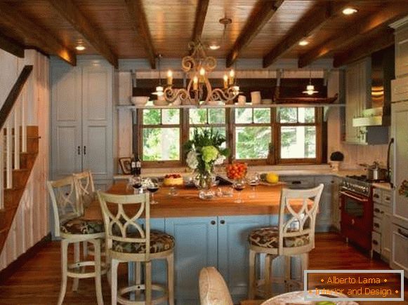 Cocina de madera en estilo country azul