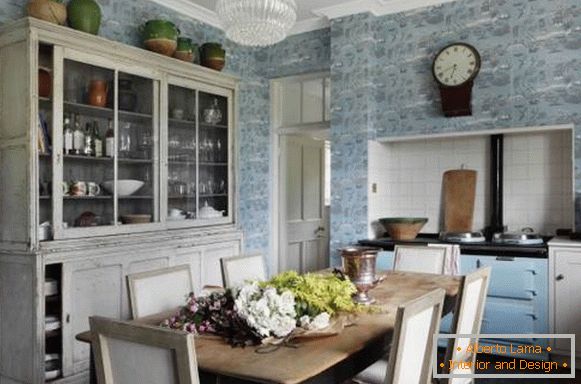 Cocina vintage en estilo rústico - foto con armario y papel tapiz