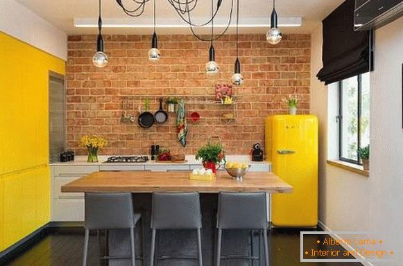 Cocinas en estilo loft con un ladrillo - foto con una decoración luminosa