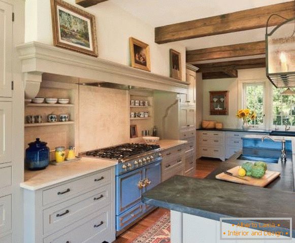 Cocina elegante Provence con un estante para fotos