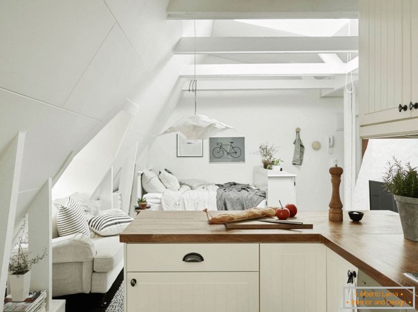 Conexión no estándar de un dormitorio con un área de cocina en Suecia
