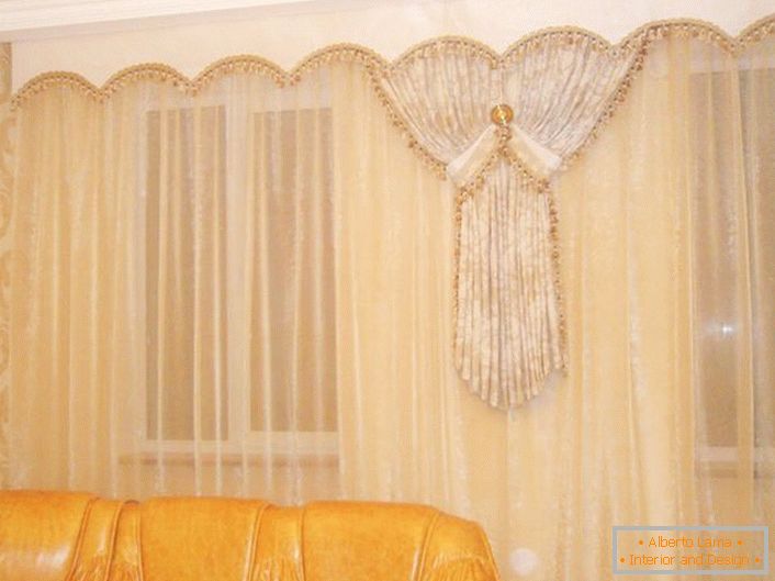 Delicadas cortinas de color beige de tela transparente se ven muy bien en tándem con lambrequines de color marfil.