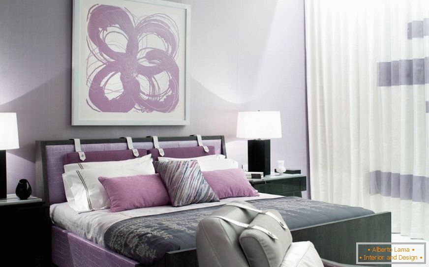 Color lila en el dormitorio moderno