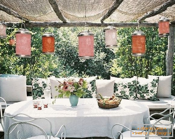 Decoraciones decorativas en una cocina de verano con una terraza, foto 4