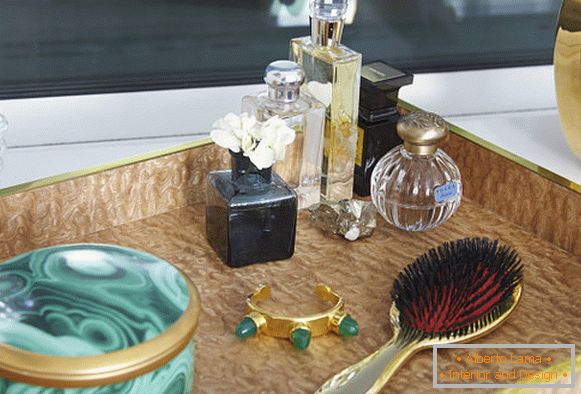 Perfume y accesorios en el estante