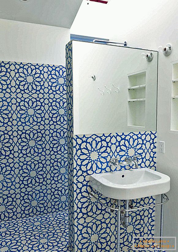 Patrón floral azul en la pared en el baño