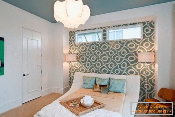 Papel pintado y techo de color turquesa en el diseño del dormitorio