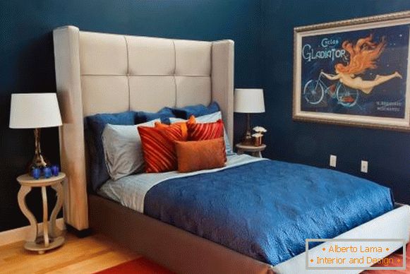 Lujoso color azul oscuro del papel tapiz en el dormitorio