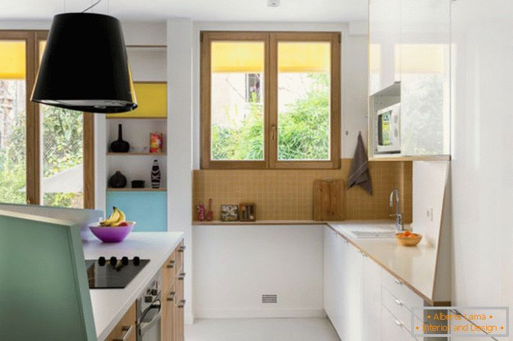 La idea del interior de la cocina para apartamentos pequeños de MAEMA Architects