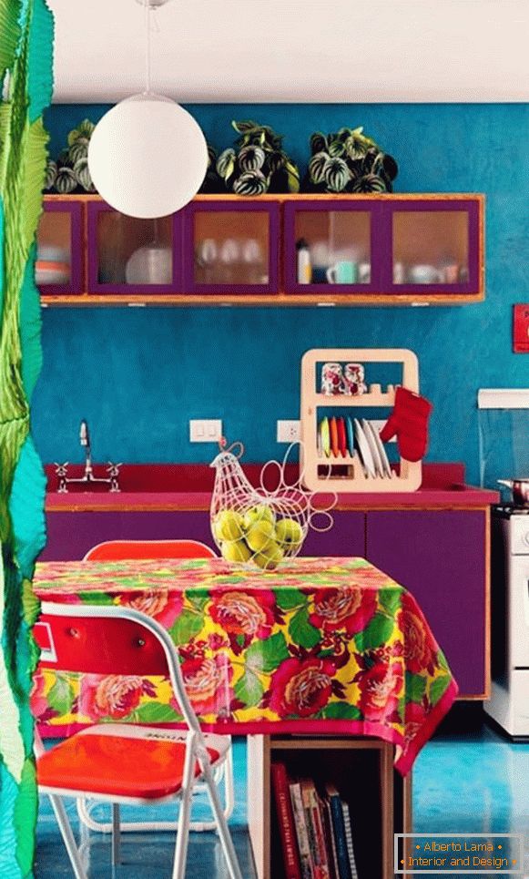 Interior de la cocina en colores brillantes