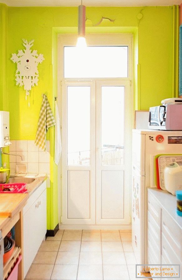 Interior de la cocina en colores brillantes