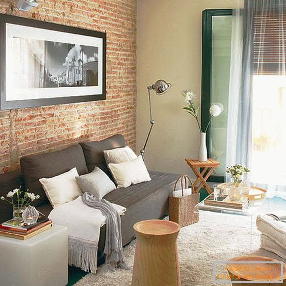 Apartamentos pequeños: ladrillo en el interior de la sala de estar