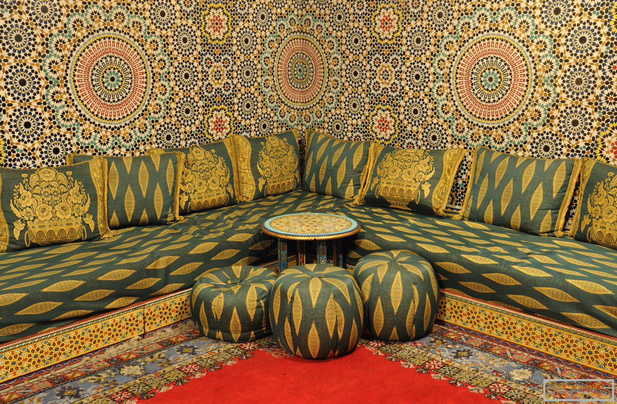 Sofá de esquina con otomanas en estilo oriental