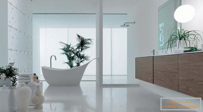 Un baño grande en estilo de alta tecnología está hecho en colores claros. Refresque el interior de la habitación con flores frescas.