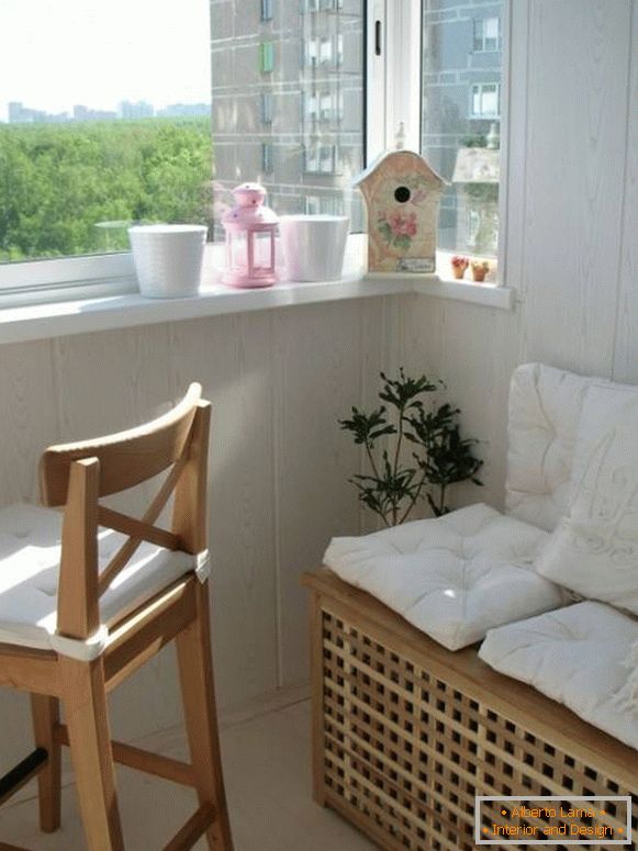 Diseño de balcón con hermosos muebles