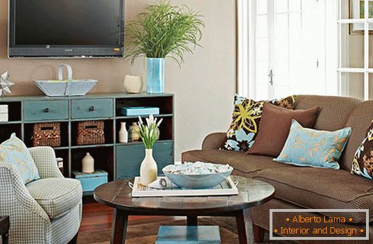 La combinación de chocolate y azul en el diseño de la sala de estar