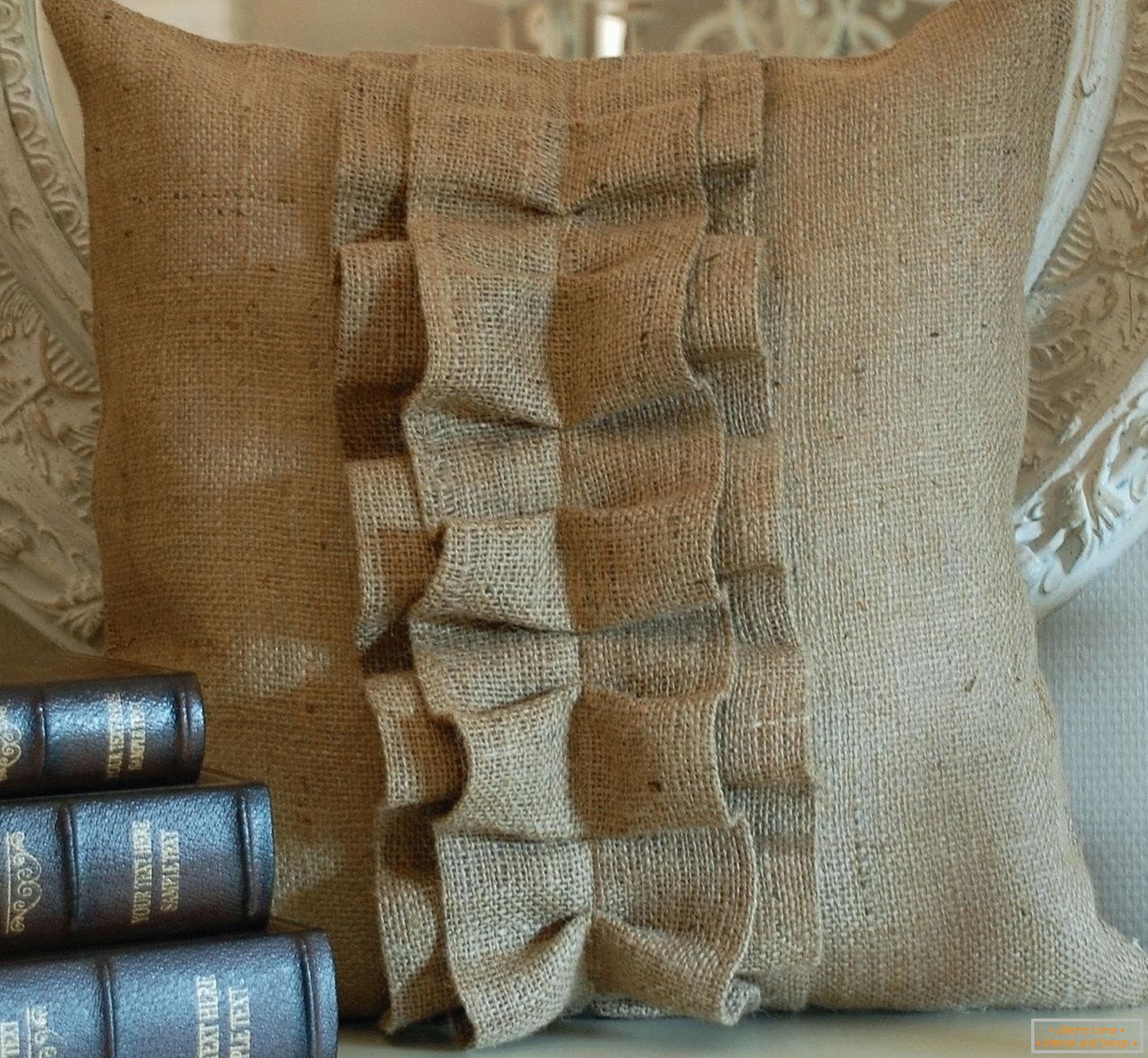 Libros y una bolsa de arpillera
